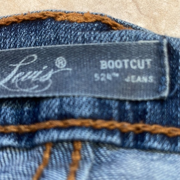 Levi’s jeans , low rise 524 boot cut - Picture 2 of 8